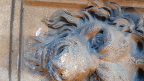 Pair of stone high reliefs carved with lion&#039;s heads, late 17th century - Louis XIV