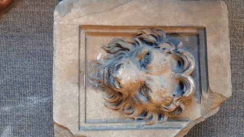 Louis XIV - Paire de haut reliefs en pierre sculptés de mufles de lion, fin XVIIe