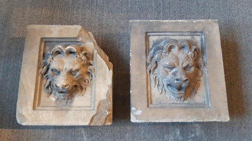 Antiquités - Paire de haut reliefs en pierre sculptés de mufles de lion, fin XVIIe