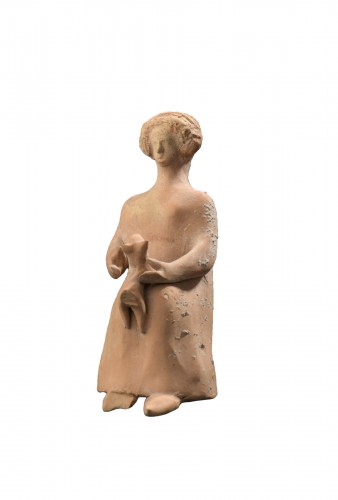 Art grec, vers le IVe s. av. J.-C. Femme jouant avec son chien