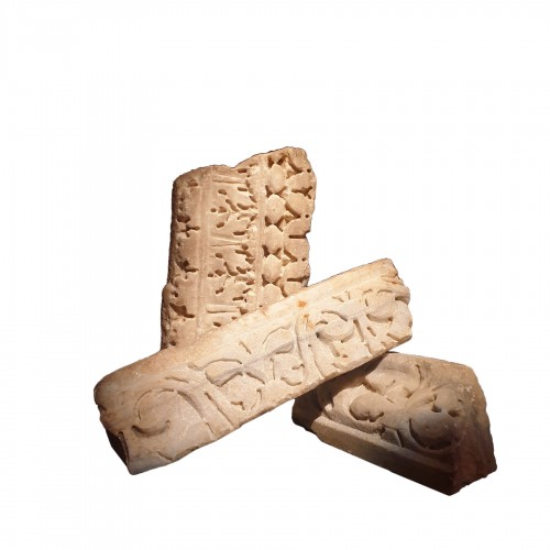 Set of three fragments of marble friezes. Roman period. Around the 3rd century.