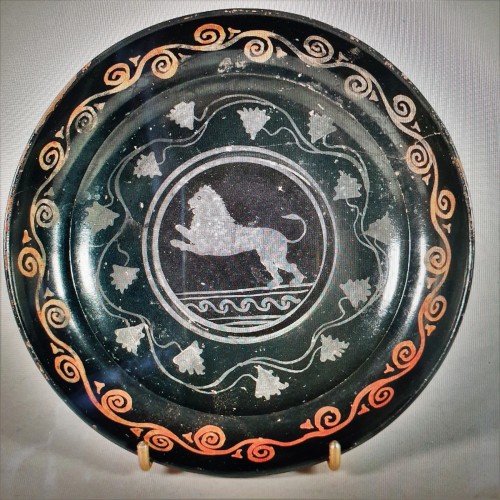 Assiette. Apulie, Art grec attribuée au Red Swan Group. IVe s. av. J.-C. - Archéologie Style 