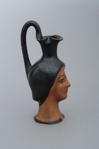 Oenochoé plastique à figures rouges attribuée à la Classe de Cook (type N) - Archéologie Style 