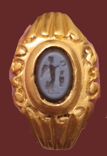 Bague en or d'époque romaine sertie d'une intaille représentant une Victoire - Archéologie Style 