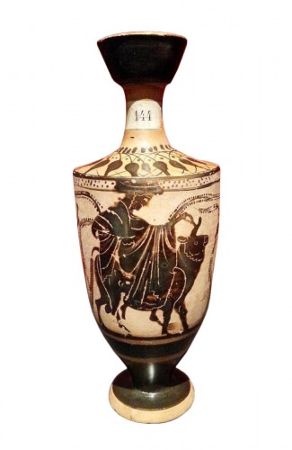 Lécythe attique à figures noires et à fond blanc attribué au Groupe de Brussels 1311.