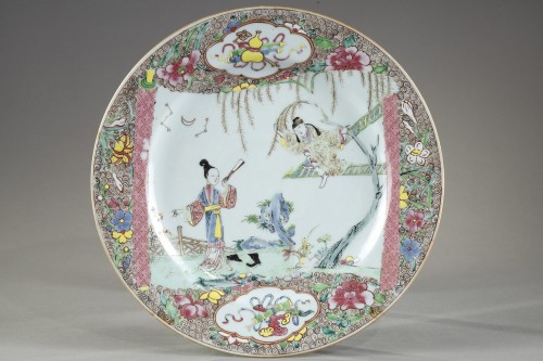 Céramiques, Porcelaines  - Assiette à décor du Roman de la Chambre de l'Ouest, Chine Période YONGZHENG (1723-1735)