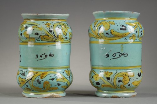 Paire de piluliers, faïence de Savone daté 1695 - Céramiques, Porcelaines Style 