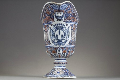 Helmet shape ewer Rouen. End of 17th century early 18th century - Porcelain & Faience Style 