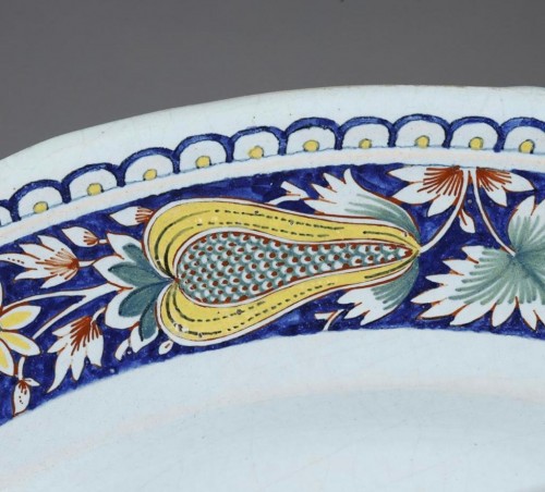 Grand plat polychrome, faïence de Rouen premier tiers du 18e siècle - Céramiques, Porcelaines Style Louis XIV