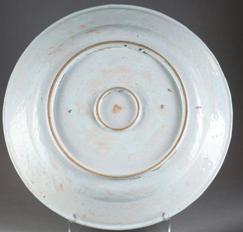 Céramiques, Porcelaines  - Grand plat polychrome, faïence de Rouen premier tiers du 18e siècle