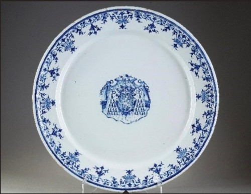 Céramiques, Porcelaines  - Grand plat armorié, faïence de Rouen début du 18e siècle