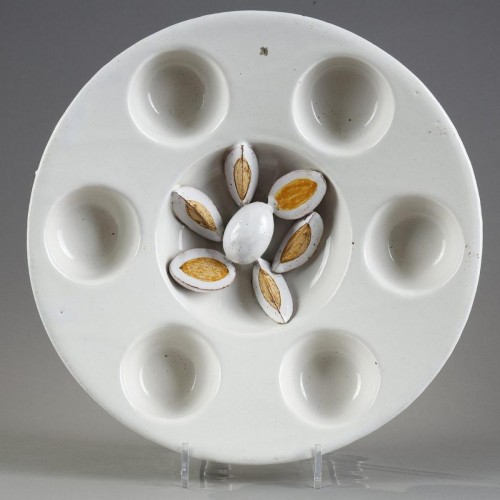 Grand plat en trompe l'oeil, Faenza seconde moitié du 17e siècle - Céramiques, Porcelaines Style 