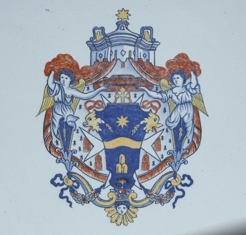 Céramiques, Porcelaines  - Grand plat armorié, Faïence de Rouen première moitié du 18e siècle