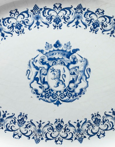 Céramiques, Porcelaines  - Grand plat armorié en faïence de Rouen, fin du 17e siècle