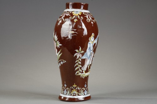 Céramiques, Porcelaines  - Vase laqué en faïence allemande attribué a Bayreuth XVIIIe siècle