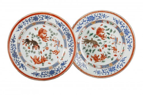 Paire d'assiettes aux carpes, Chine période Yongzheng 1723-1735