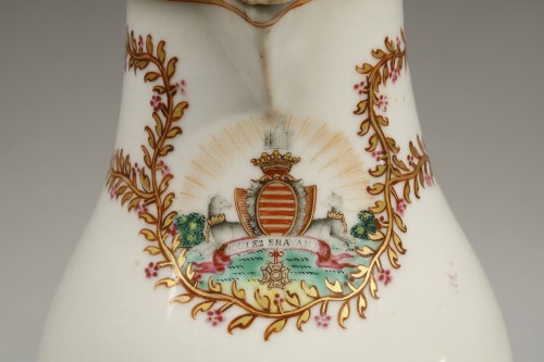 Céramiques, Porcelaines  - Verseuse aux Armes du Barry, Chine de commande circa 1772