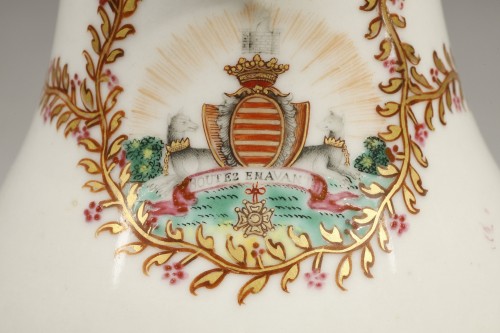 Verseuse aux Armes du Barry, Chine de commande circa 1772 - Galerie Théorème