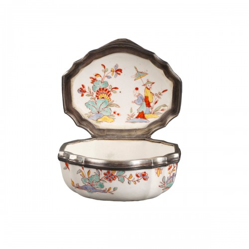 Tabatière en pâte tendre de Chantilly, décor Kakiemon circa 1740