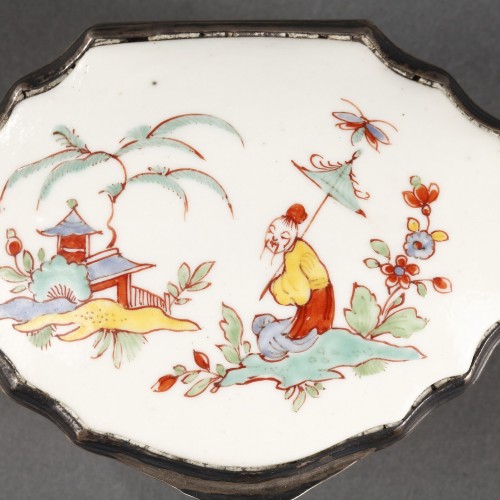 Tabatière en pâte tendre de Chantilly, décor Kakiemon circa 1740 - Céramiques, Porcelaines Style Louis XV