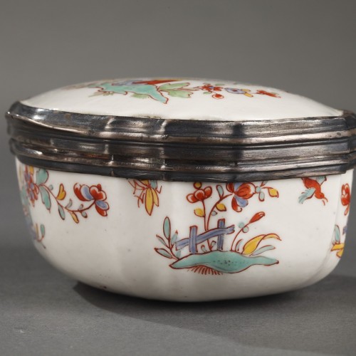 Céramiques, Porcelaines  - Tabatière en pâte tendre de Chantilly, décor Kakiemon circa 1740