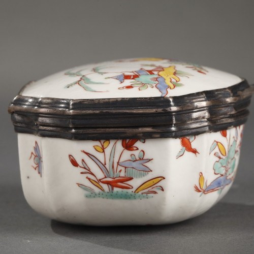 Tabatière en pâte tendre de Chantilly, décor Kakiemon circa 1740 - Galerie Théorème