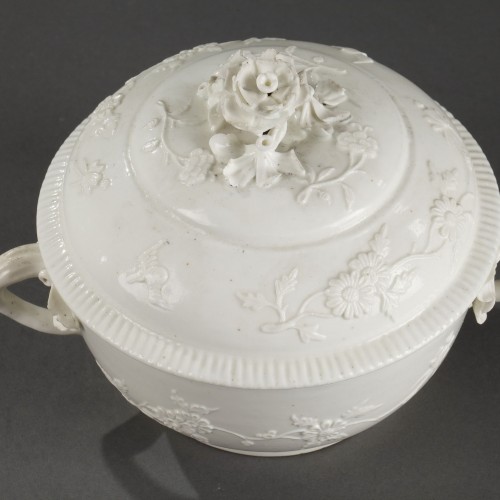 Écuelle couverte en porcelaine de Saint-Cloud, Vers 1740-1750 - Céramiques, Porcelaines Style Louis XV
