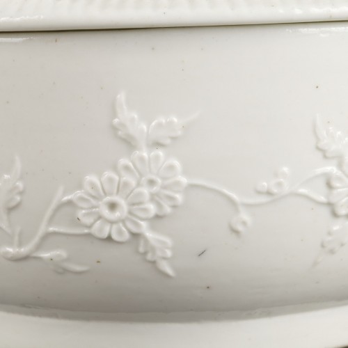 Céramiques, Porcelaines  - Écuelle couverte en porcelaine de Saint-Cloud, Vers 1740-1750