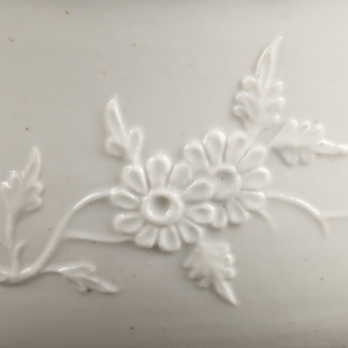 Écuelle couverte en porcelaine de Saint-Cloud, Vers 1740-1750 - Galerie Théorème