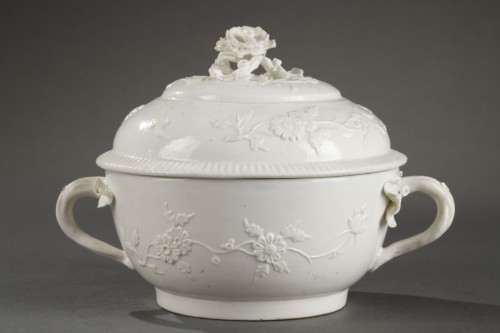 Louis XV - Écuelle couverte en porcelaine de Saint-Cloud, Vers 1740-1750