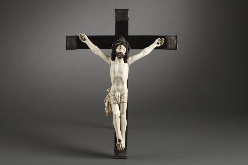 Grand Christ de douleur en ivoire sculpté, Goa ou Philippines XVIIe siècle - Art sacré, objets religieux Style 