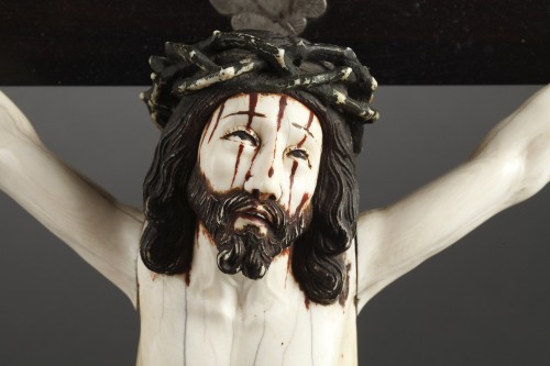 Art sacré, objets religieux  - Grand Christ de douleur en ivoire sculpté, Goa ou Philippines XVIIe siècle