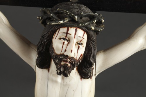 Grand Christ de douleur en ivoire sculpté, Goa ou Philippines XVIIe siècle - Galerie Théorème