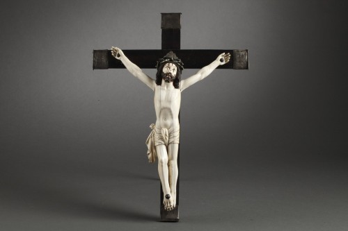 XVIIe siècle - Grand Christ de douleur en ivoire sculpté, Goa ou Philippines XVIIe siècle