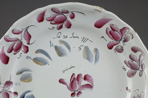 Céramiques, Porcelaines  - Assiette à l'échantillon Manufacture Levavasseur à Rouen daté 1777
