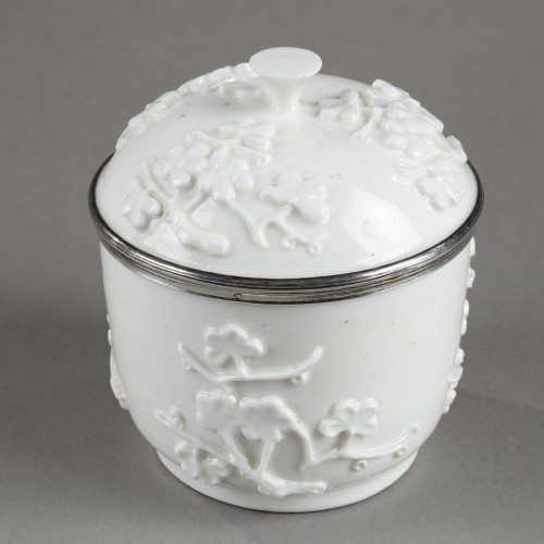 Sucrier en porcelaine de Saint Cloud vers 1740 monture argent Paris XVIIIe siècle - Céramiques, Porcelaines Style Louis XV
