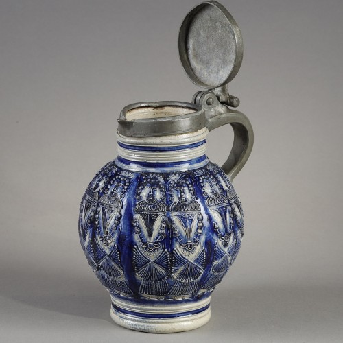 Pichet en grès à la dame, Westerwald XVIIe siècle - Céramiques, Porcelaines Style 