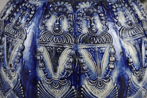 Céramiques, Porcelaines  - Pichet en grès à la dame, Westerwald XVIIe siècle