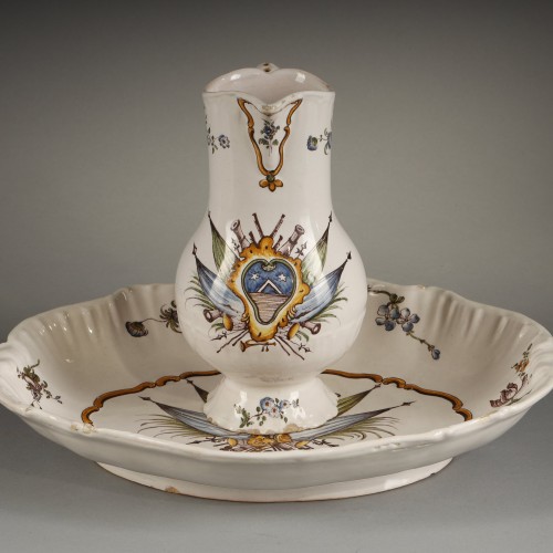 Moustiers aux drapeaux, aux armes de Philippus van Thiel XVIIIe siècle - Céramiques, Porcelaines Style Louis XV