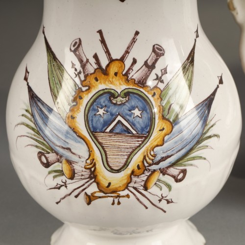 Céramiques, Porcelaines  - Moustiers aux drapeaux, aux armes de Philippus van Thiel XVIIIe siècle