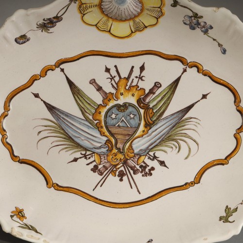 Moustiers aux drapeaux, aux armes de Philippus van Thiel XVIIIe siècle - Galerie Théorème