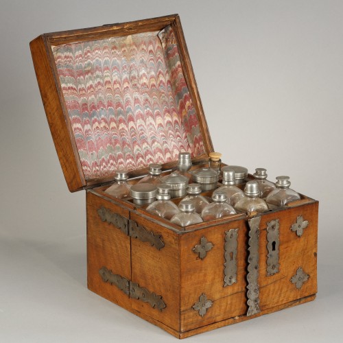 Objets de Curiosité  - Coffret d'apothicaire en noyer, France XVIIIe siècle