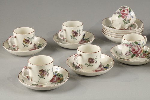 Ensemble de tasses et sous-tasses en pâte tendre, Tournai XVIIIe - Céramiques, Porcelaines Style Louis XV