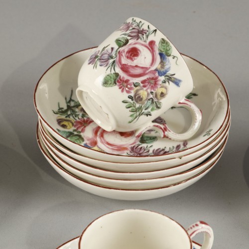 Céramiques, Porcelaines  - Ensemble de tasses et sous-tasses en pâte tendre, Tournai XVIIIe