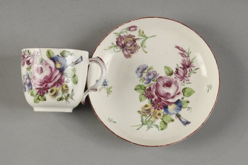 Ensemble de tasses et sous-tasses en pâte tendre, Tournai XVIIIe - Galerie Théorème