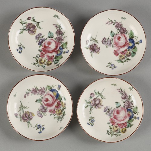 XVIIIe siècle - Ensemble de tasses et sous-tasses en pâte tendre, Tournai XVIIIe