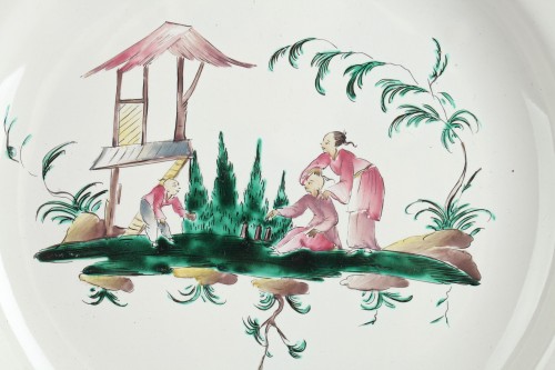 Manufacture Ferrat in Moustiers, dish with Chinese decoration 18th century - Porcelain & Faience Style 