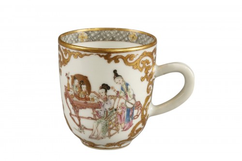 Rare teacup of a beauty in front of a mirror Yongzheng period 