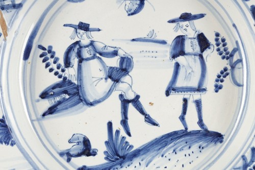 Large plate with Nevers cardinal coat of arms 17th century - Porcelain & Faience Style 