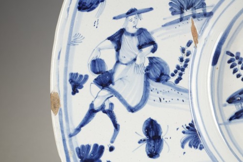 Porcelain & Faience  - Large plate with Nevers cardinal coat of arms 17th century